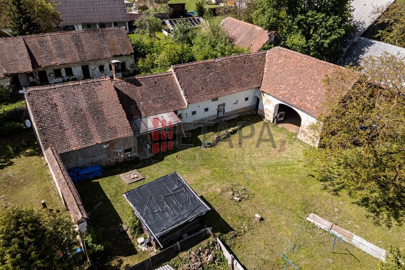 Prodej venkovského stavení s velkou zahradou ve Chvalkovicích v okrese Jindřichův Hradec.