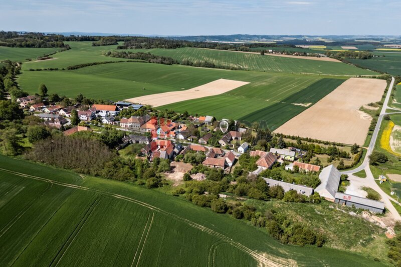 Prodej venkovského stavení s velkou zahradou ve Chvalkovicích v okrese Jindřichův Hradec.