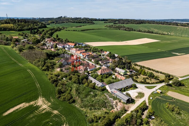Prodej venkovského stavení s velkou zahradou ve Chvalkovicích v okrese Jindřichův Hradec.