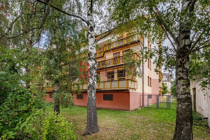 Prodej bytu 3+kk s prostornou terasou v ulici U Trojice v Českých Budějovicích.