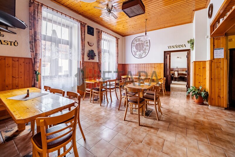 Prodej domu s bytovou jednotkou, penzionem a restaurací v obci Ražice.