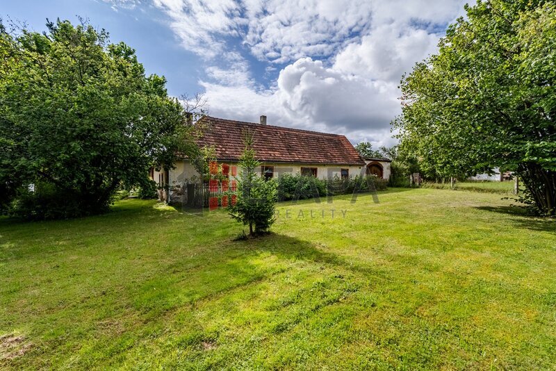 Prodej chalupy s uzavřeným dvorem a zahradou v Týně nad Vltavou.