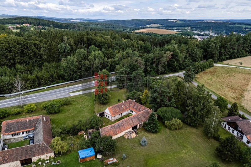 Prodej chalupy s uzavřeným dvorem a zahradou v Týně nad Vltavou.