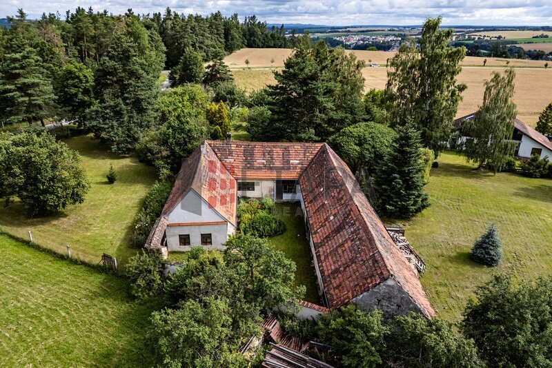 Prodej chalupy s uzavřeným dvorem a zahradou v Týně nad Vltavou.