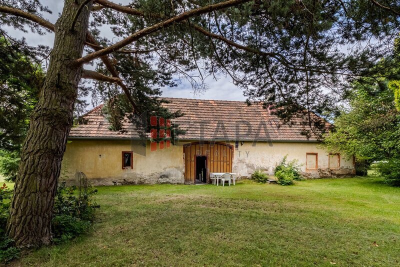 Prodej chalupy s uzavřeným dvorem a zahradou v Týně nad Vltavou.