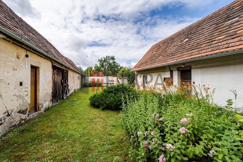 Prodej chalupy s uzavřeným dvorem a zahradou v Týně nad Vltavou.