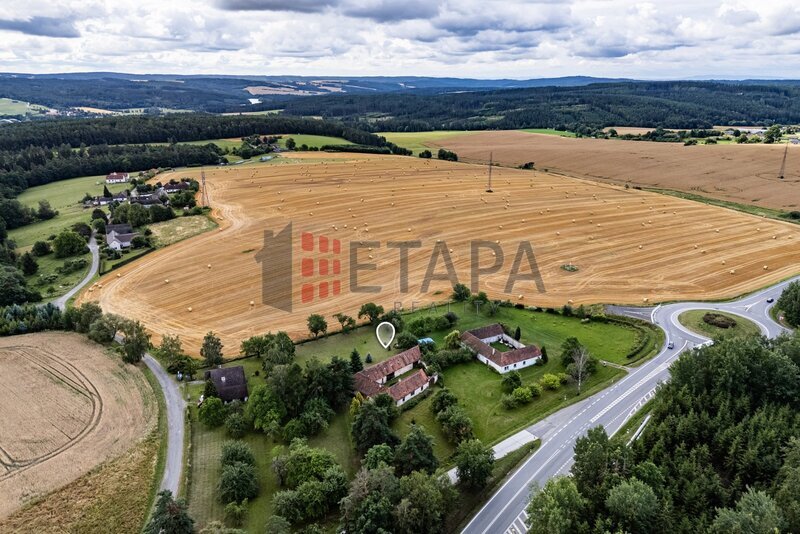 Prodej chalupy s uzavřeným dvorem a zahradou v Týně nad Vltavou.