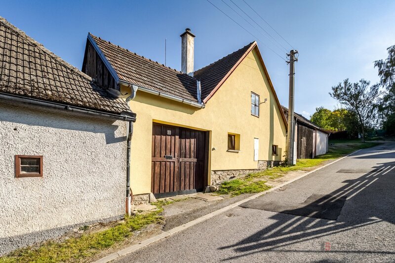 Rodinný dům s uzavřeným dvorem a zahradou v srdci jihočeské přírody, Dobrkovská Lhotka.