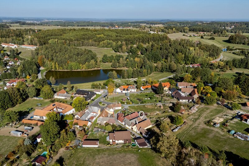 Rodinný dům s uzavřeným dvorem a zahradou v srdci jihočeské přírody, Dobrkovská Lhotka.