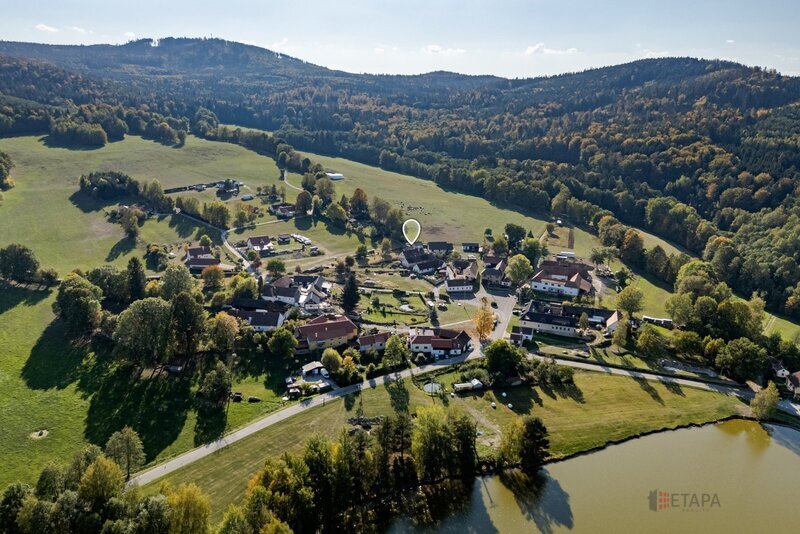 Rodinný dům s uzavřeným dvorem a zahradou v srdci jihočeské přírody, Dobrkovská Lhotka.