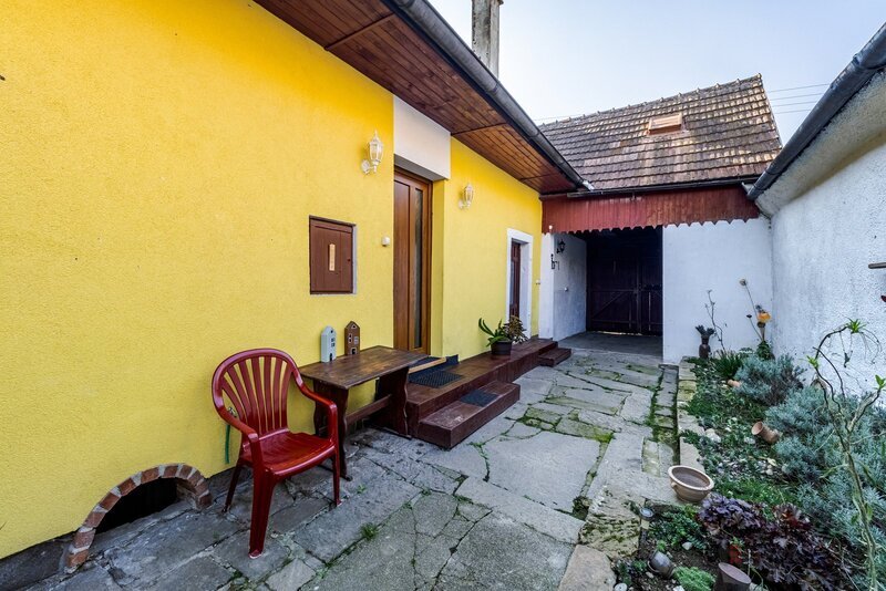Rodinný dům s uzavřeným dvorem a zahradou v srdci jihočeské přírody, Dobrkovská Lhotka.