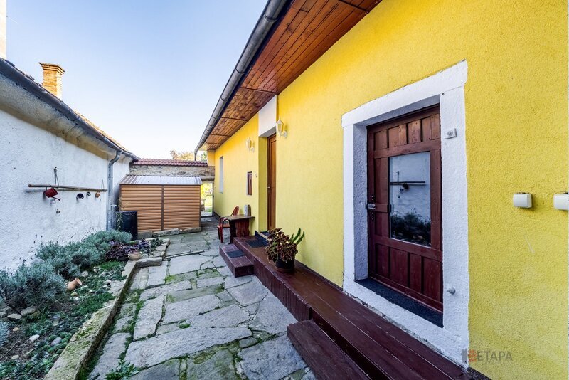 Rodinný dům s uzavřeným dvorem a zahradou v srdci jihočeské přírody, Dobrkovská Lhotka.