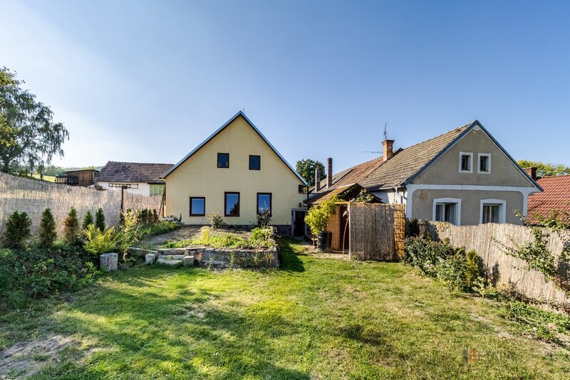 Rodinný dům s uzavřeným dvorem a zahradou v srdci jihočeské přírody, Dobrkovská Lhotka.