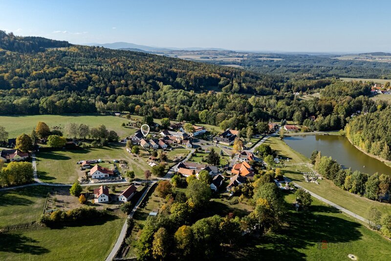Rodinný dům s uzavřeným dvorem a zahradou v srdci jihočeské přírody, Dobrkovská Lhotka.