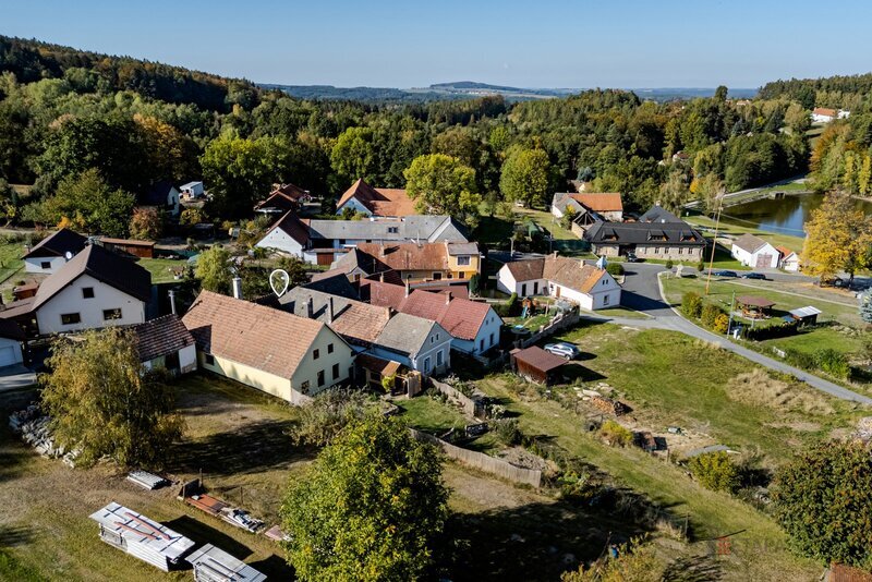 Rodinný dům s uzavřeným dvorem a zahradou v srdci jihočeské přírody, Dobrkovská Lhotka.