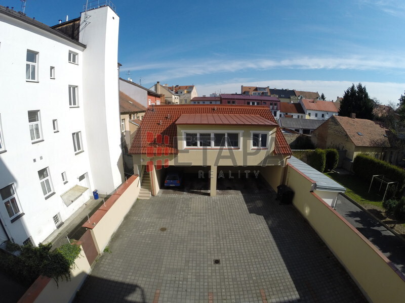 Pronájem zabezpečeného krytého parkovacího stání ve Skuherského ul. v Českých Budějovicích