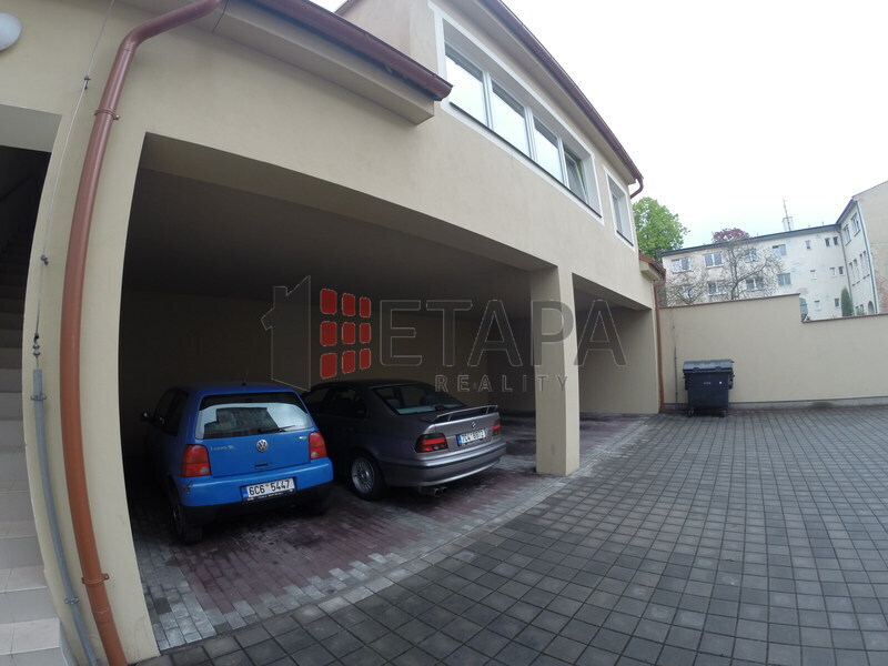 Pronájem zabezpečeného krytého parkovacího stání ve Skuherského ul. v Českých Budějovicích