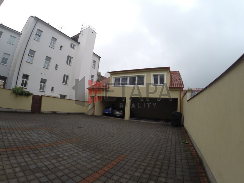 Pronájem zabezpečeného krytého parkovacího stání ve Skuherského ul. v Českých Budějovicích