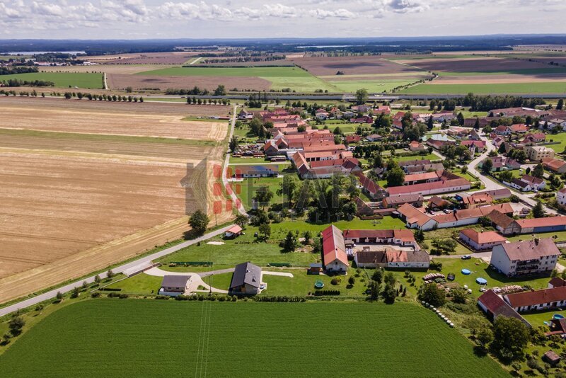 Prodej rodinného domu s velkými pozemky v Neplachově v jižních Čechách.