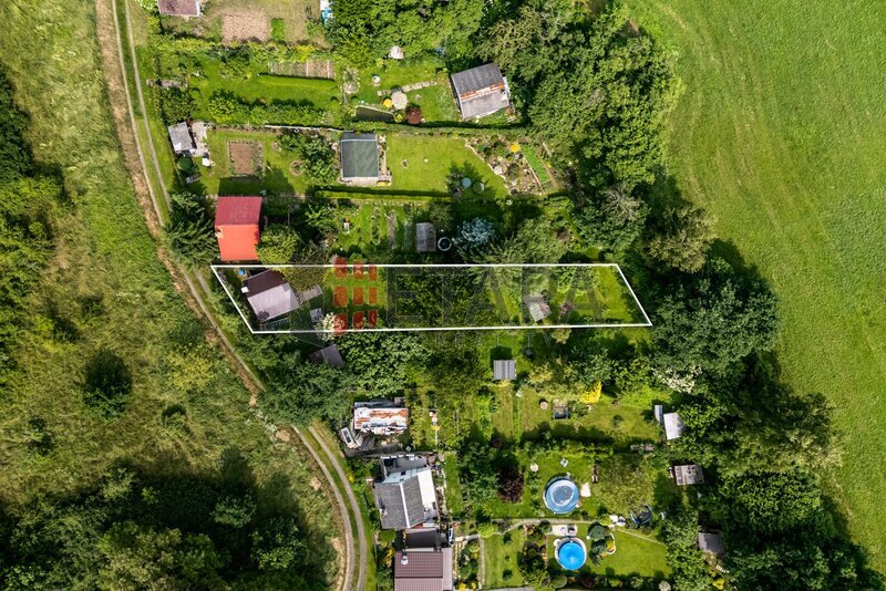 Prodej zděné chaty s velkou zahradou u Týna nad Vltavou.