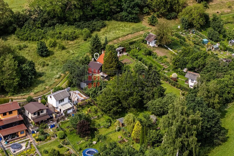 Prodej zděné chaty s velkou zahradou u Týna nad Vltavou.