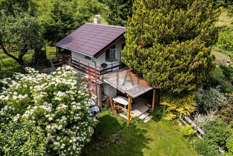 Prodej zděné chaty s velkou zahradou u Týna nad Vltavou.