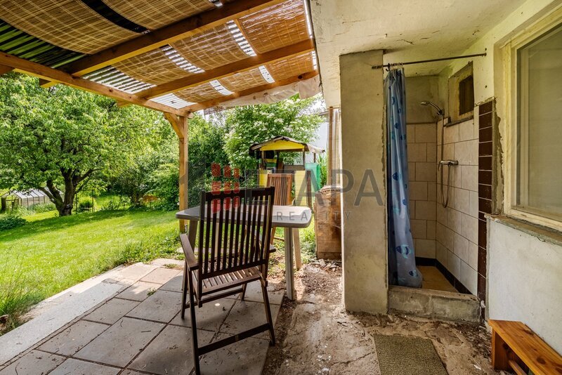 Prodej zděné chaty s velkou zahradou u Týna nad Vltavou.