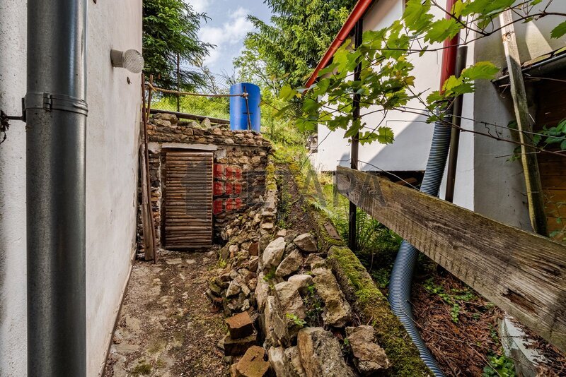 Prodej zděné chaty s velkou zahradou u Týna nad Vltavou.