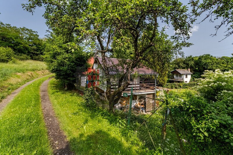 Prodej zděné chaty s velkou zahradou u Týna nad Vltavou.