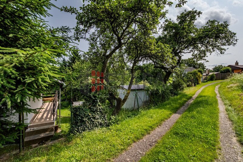 Prodej zděné chaty s velkou zahradou u Týna nad Vltavou.