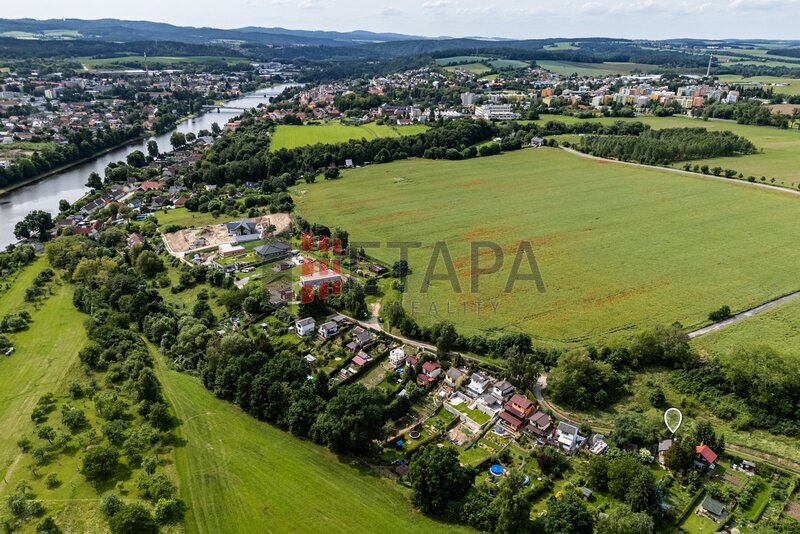 Prodej zděné chaty s velkou zahradou u Týna nad Vltavou.