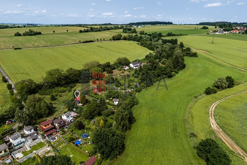 Prodej zděné chaty s velkou zahradou u Týna nad Vltavou.