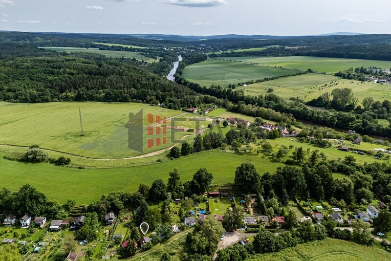 Prodej zděné chaty s velkou zahradou u Týna nad Vltavou.