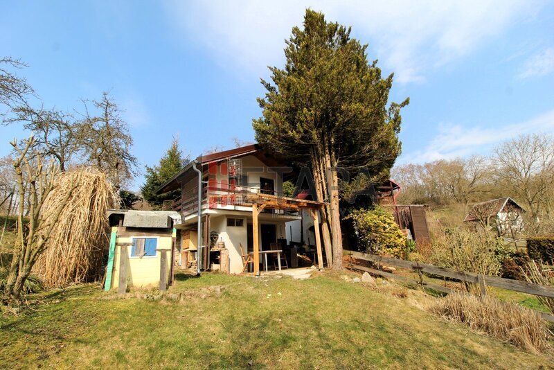 Prodej zděné chaty s velkou zahradou u Týna nad Vltavou.