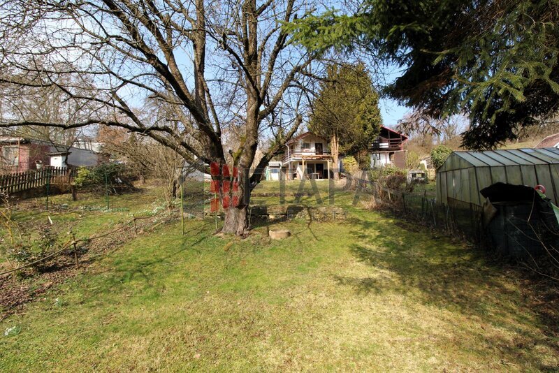 Prodej zděné chaty s velkou zahradou u Týna nad Vltavou.