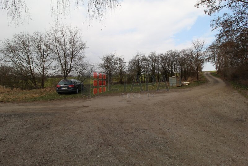 Prodej zděné chaty s velkou zahradou u Týna nad Vltavou.