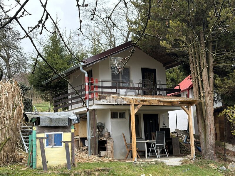 Prodej zděné chaty s velkou zahradou u Týna nad Vltavou.