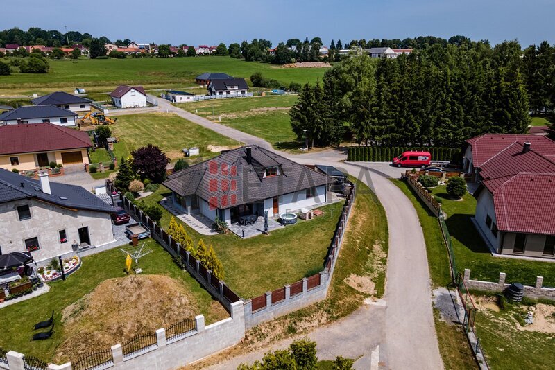 Prodej rodinného domu o dispozici 4+kk s garáží, terasou a s pěknou zahradou v obci Ločenice.