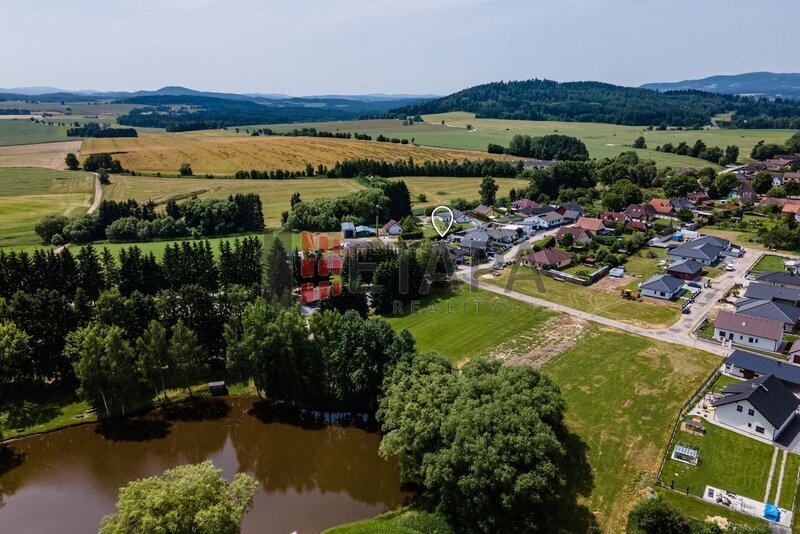 Prodej rodinného domu o dispozici 4+kk s garáží, terasou a s pěknou zahradou v obci Ločenice.