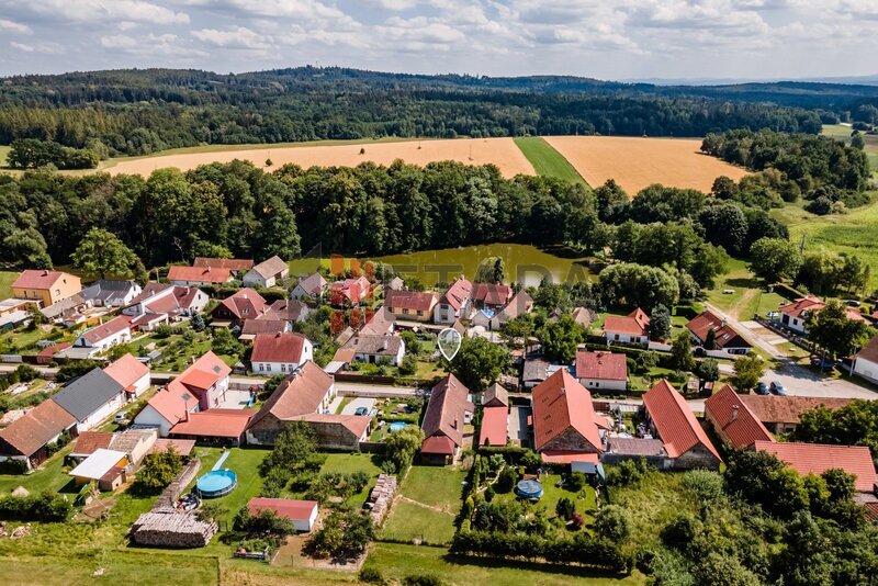 Prodej venkovského rodinného domu s dvěma zahradami v obci Chlumec - Olešník.