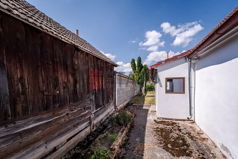 Prodej venkovského rodinného domu s dvěma zahradami v obci Chlumec - Olešník.