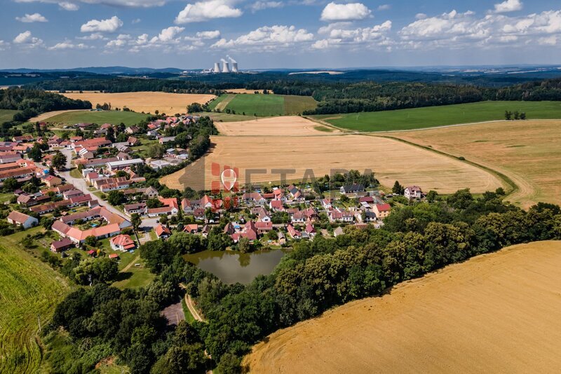 Prodej venkovského rodinného domu s dvěma zahradami v obci Chlumec - Olešník.