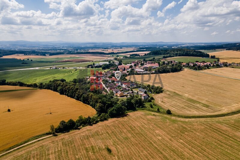 Prodej venkovského rodinného domu s dvěma zahradami v obci Chlumec - Olešník.