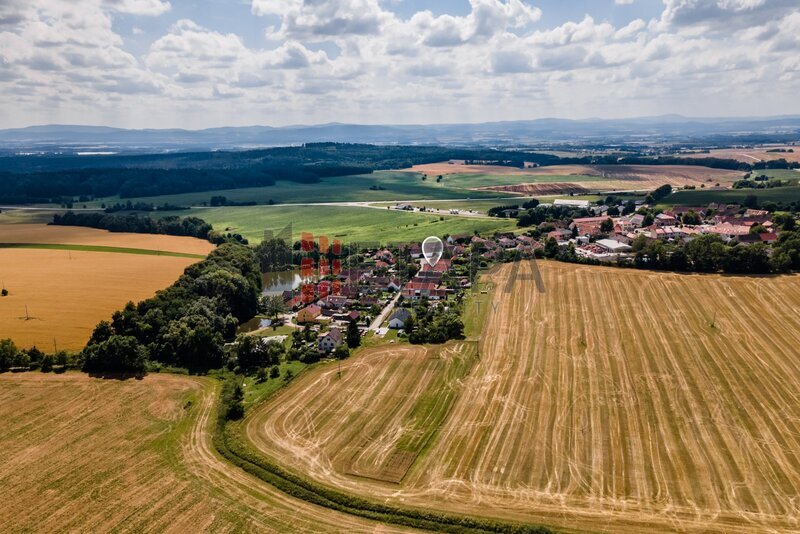 Prodej venkovského rodinného domu s dvěma zahradami v obci Chlumec - Olešník.