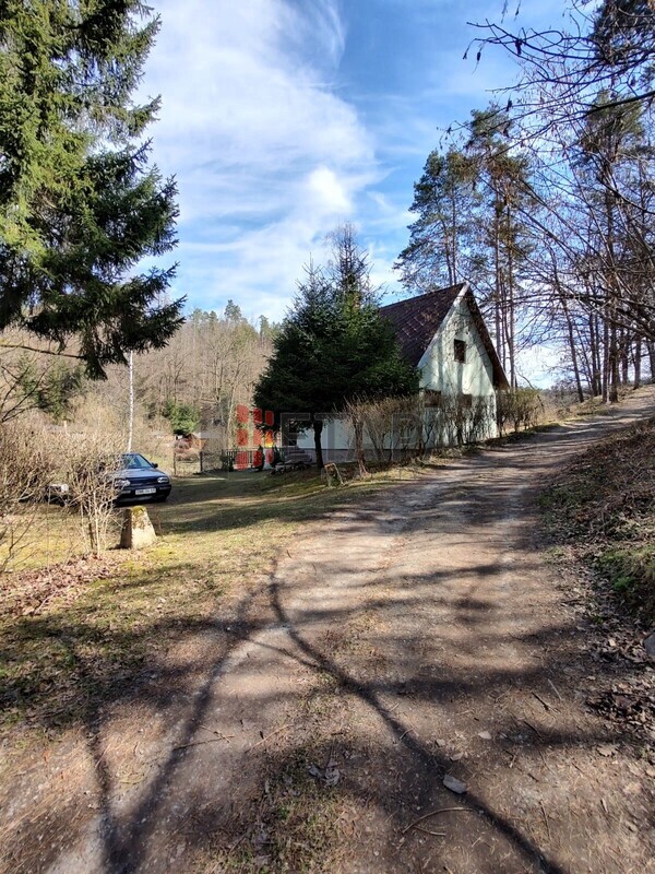 Prodej prostorné zděné chaty 3+1 s terasou v malebné lokalitě u obce Doudleby