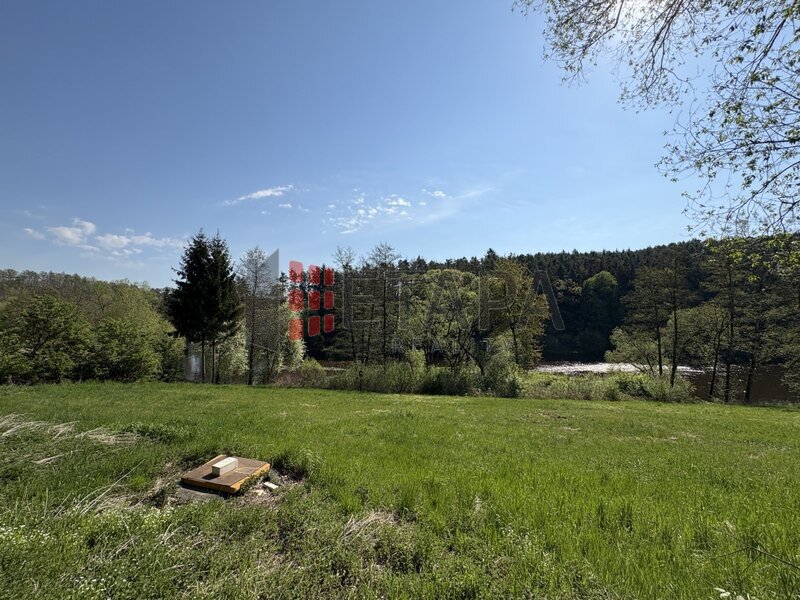 Prodej chatky před rekostrukcí v chatové oblasti u Rybů v katastru obce Boršov nad Vltavou