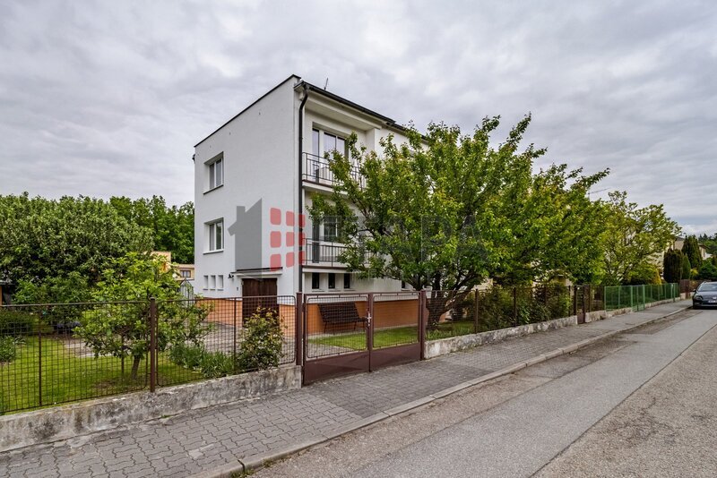 Prodej rodinného domu s garáží a zahradou ve Zlivi.