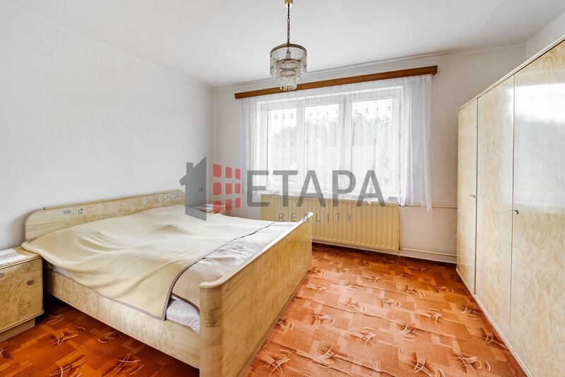 Prodej rodinného domu s garáží a zahradou ve Zlivi.