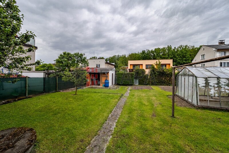 Prodej rodinného domu s garáží a zahradou ve Zlivi.