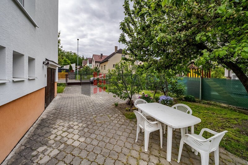 Prodej rodinného domu s garáží a zahradou ve Zlivi.
